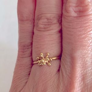 Yellow gold ring with bursting flower